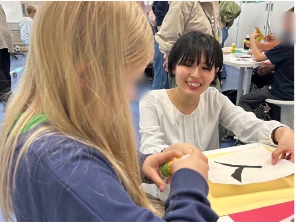 フィンランドの学校で書道の授業をするあおばさん