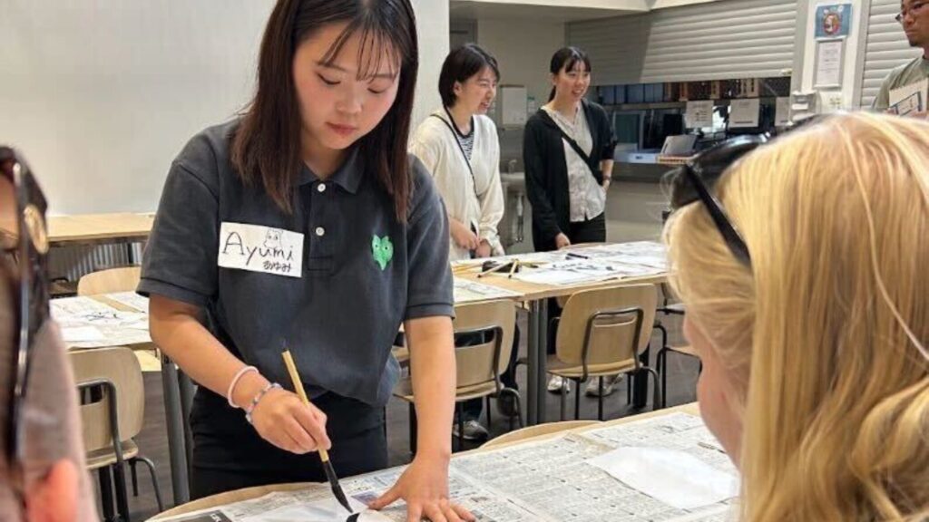 フィンランドの学校で書道の授業をするあゆみさん