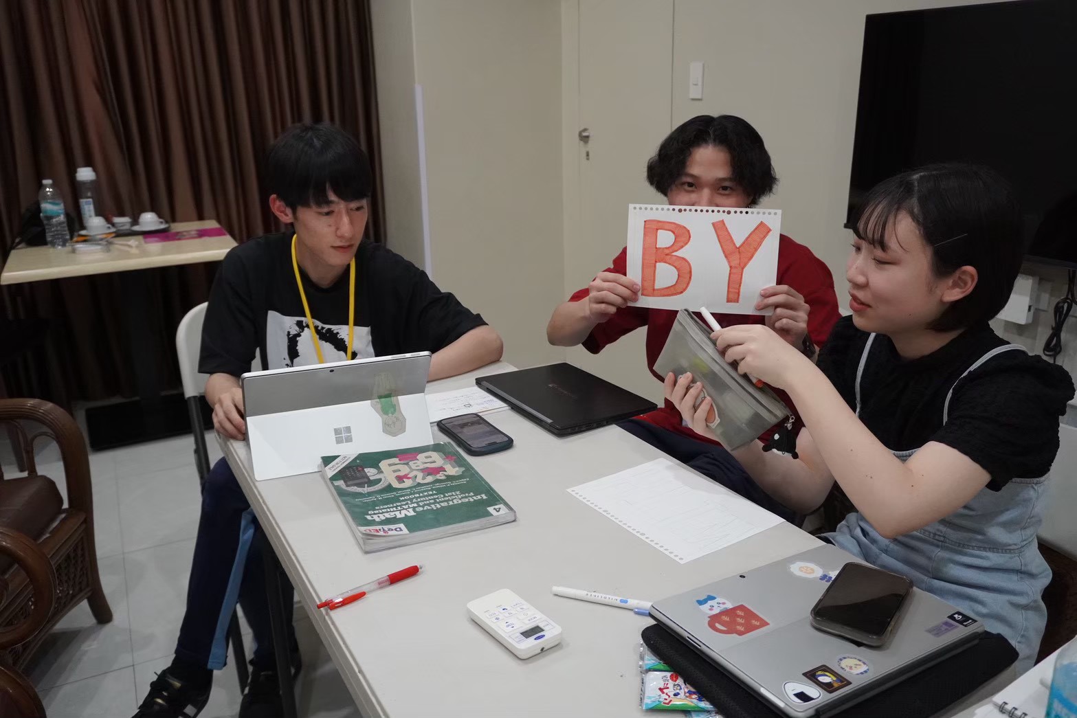 グループで授業の教材作りと練習を行う参加者