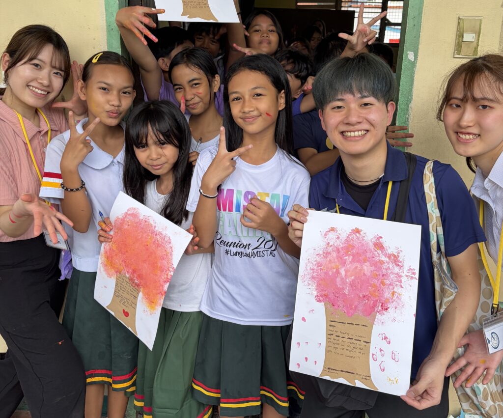 セブ島の小学校で子どもたちと交流するGTP参加者