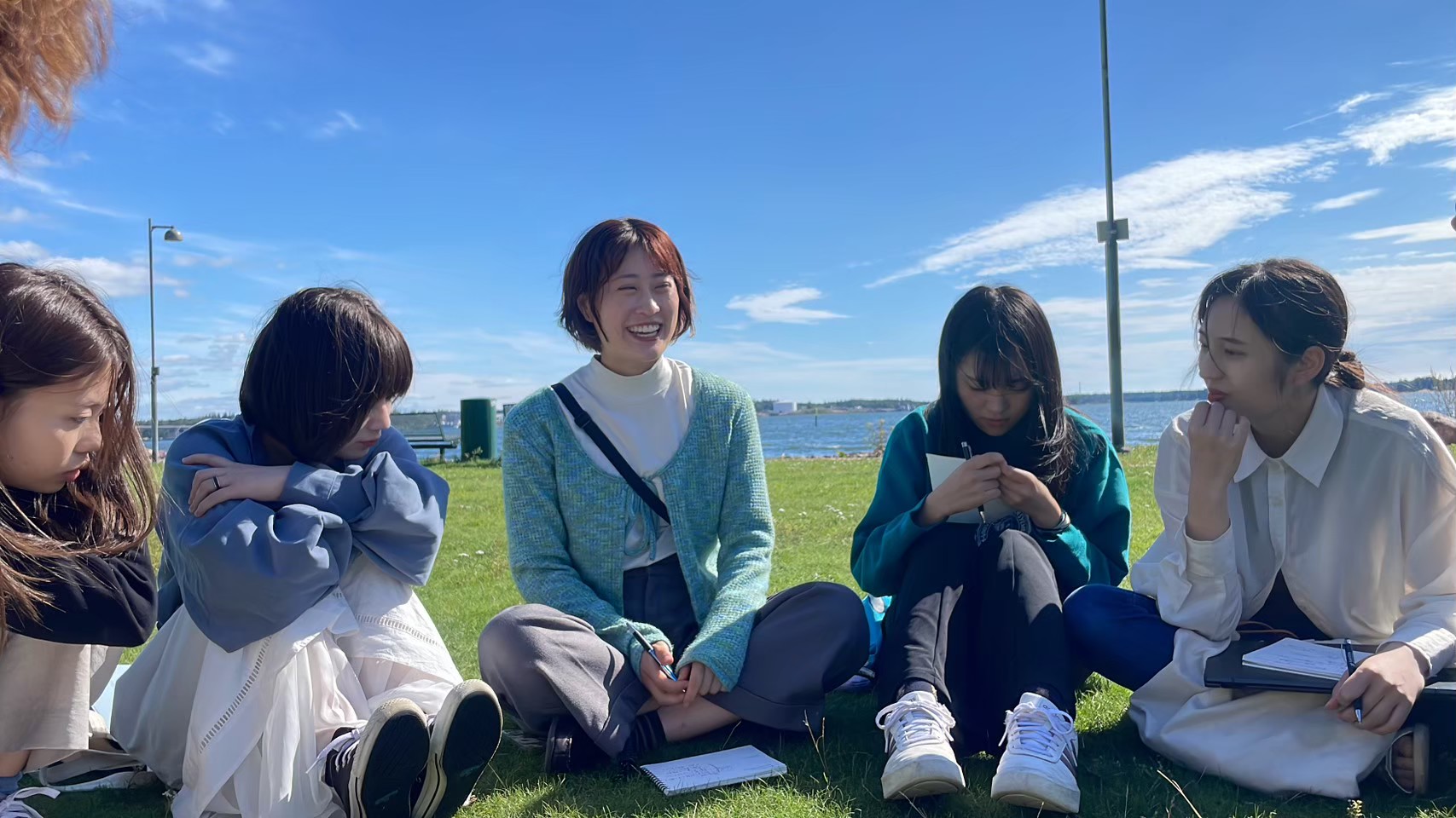 屋外で学びを振り返るGTP参加者